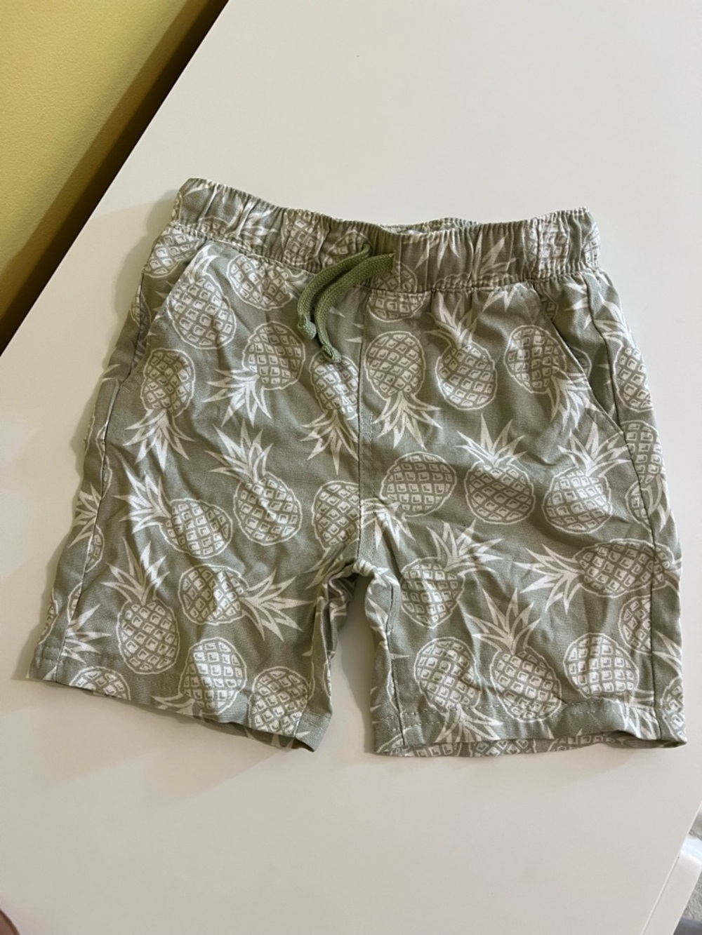Kid’s Pineapple Print causal Shorts - size 6